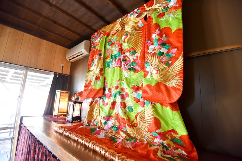 和室には琉球着物が飾ってあります