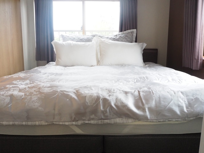 シモンズ社製ベッド・シングルベッド2台を繋げて、キングサイズベッド使用もできます