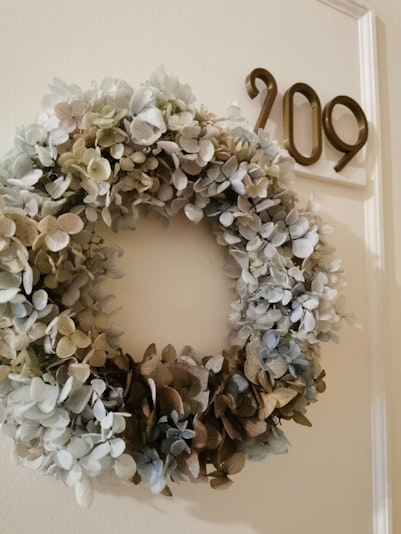 客室それぞれに違うリースがかけてあります