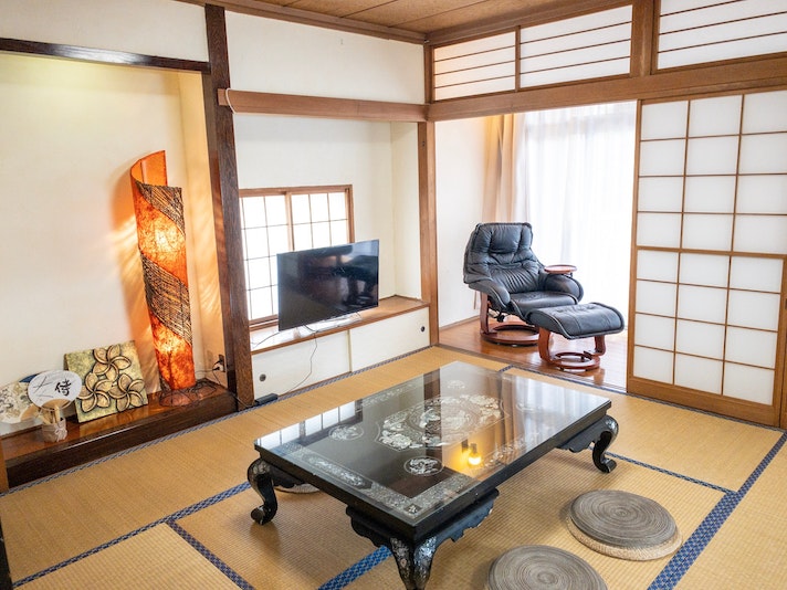 Spacious Japanese Tatami room used as living room 