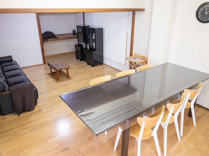 Spacious dining room with dining table and leather