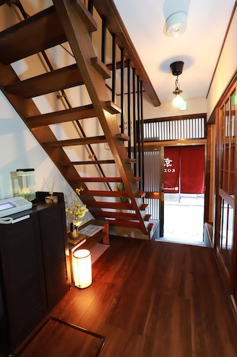 廊下奥から玄関を望む