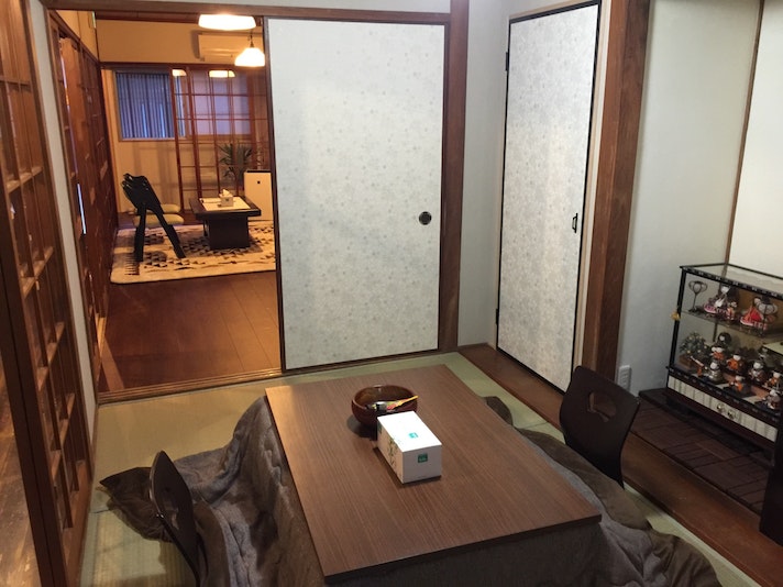 1階和室から洋室を望む