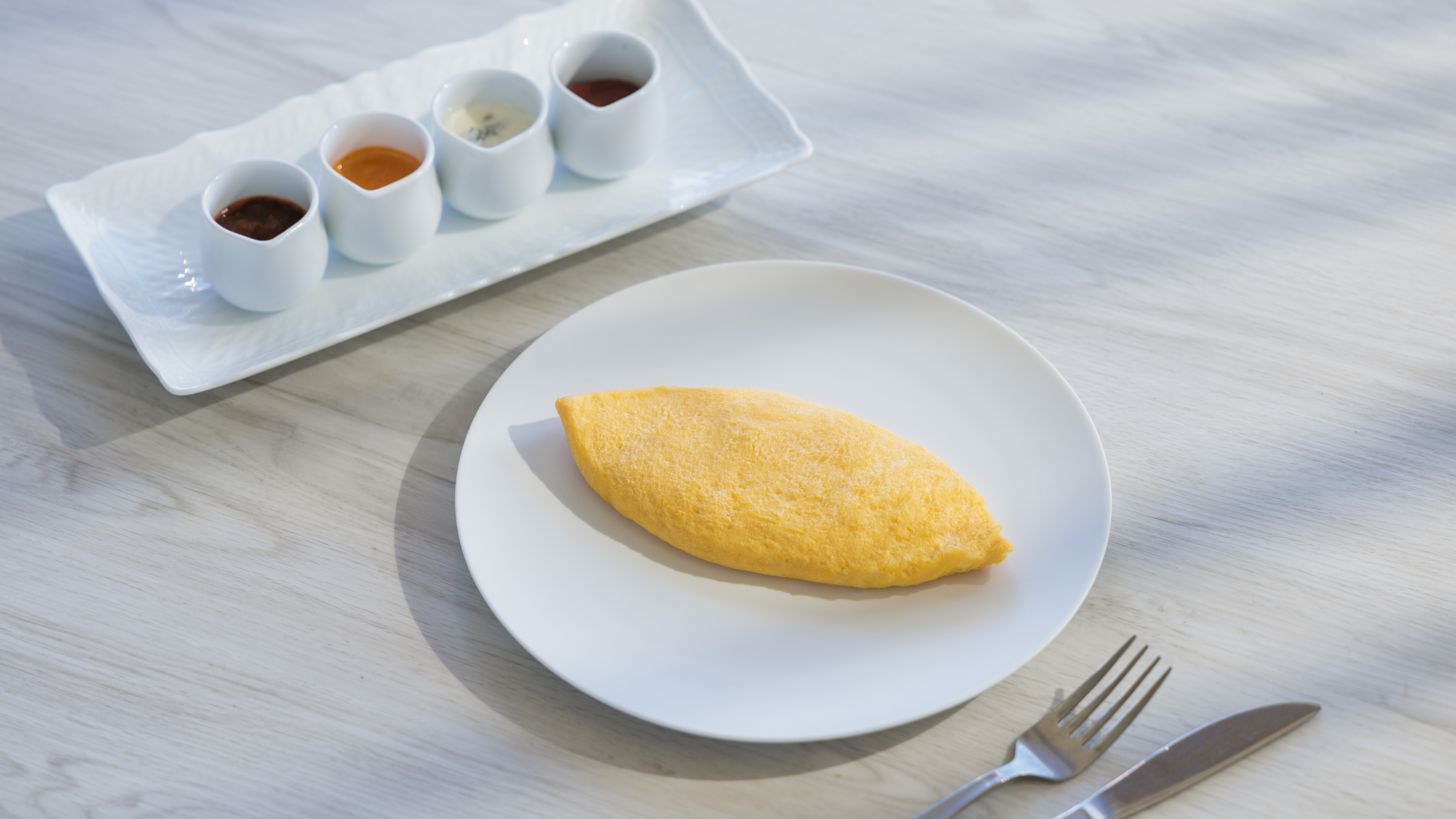 【新朝食】選べる具材とソース　特製オムレツ