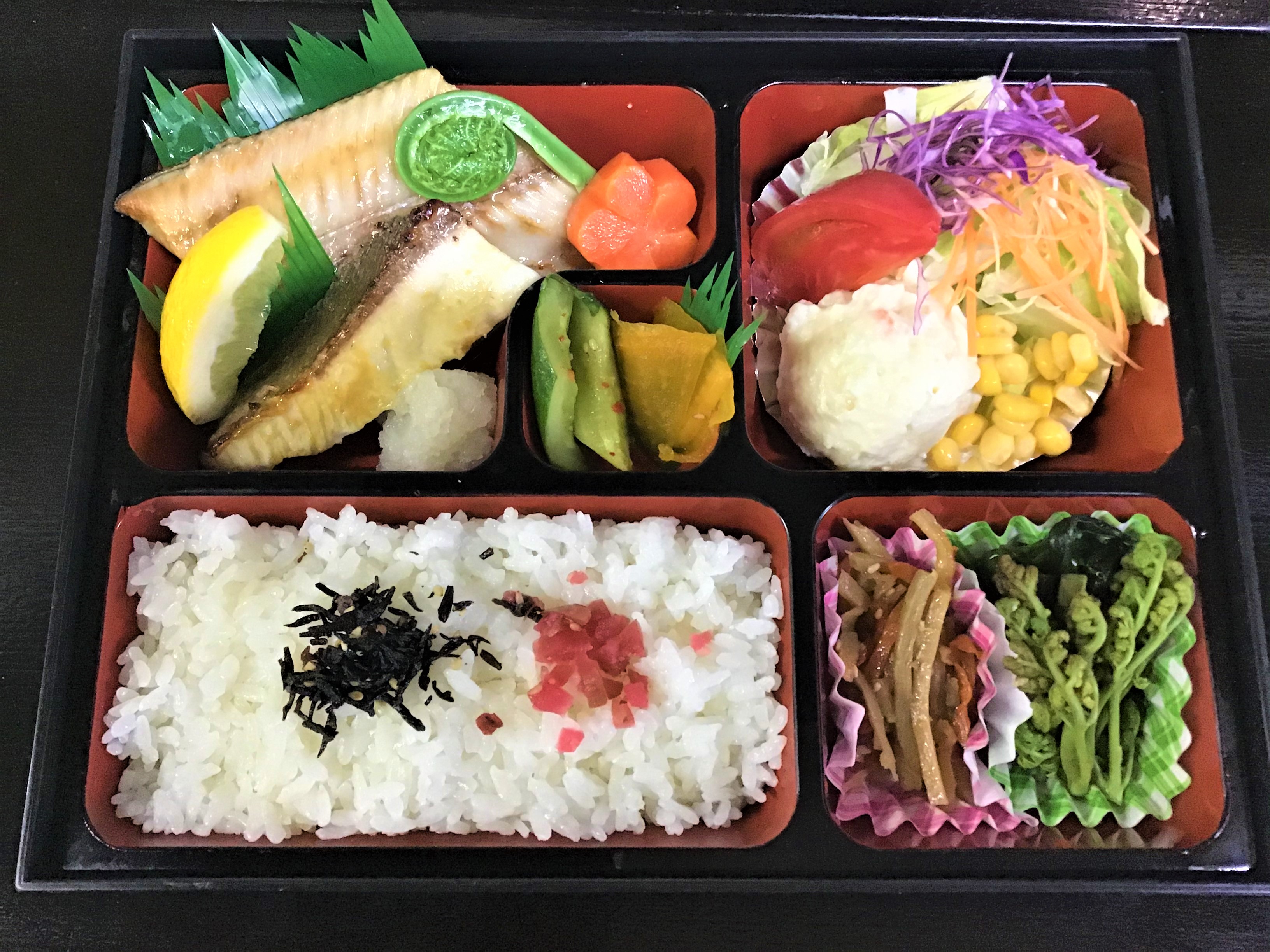 夕食弁当（焼き魚弁当）