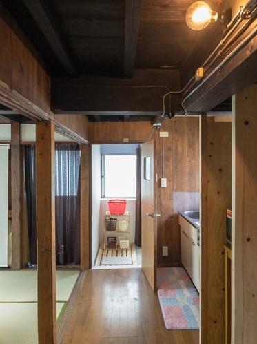 1階廊下。昭和の木造建築の雰囲気を残しています。