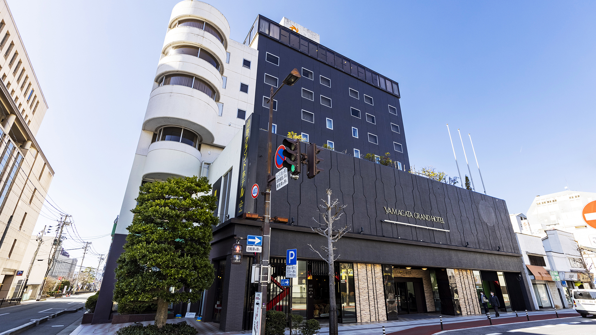 【外観】地元の中心的な商店街から徒歩5分の立地。旅の拠点として快適な環境をご提供いたします。