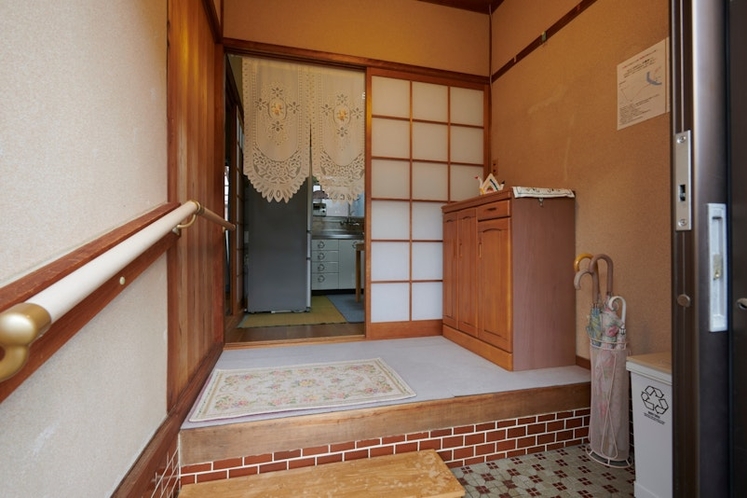 The main door of the house. 家の正面の玄関です。