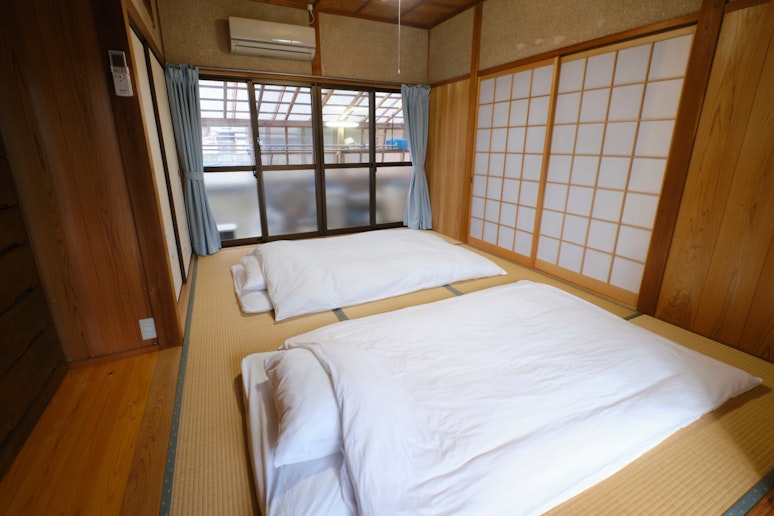 4 people can sleep in the Japanese room. 和室に4名様までお