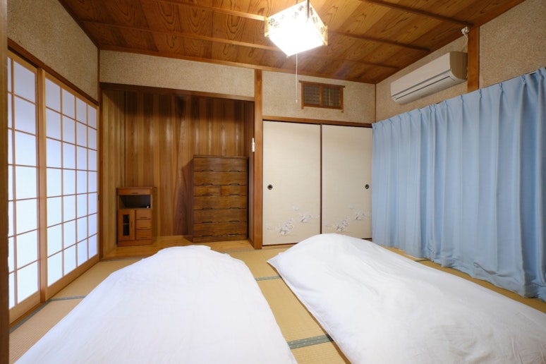 4 people can sleep in the Japanese room. 和室に4名様までお