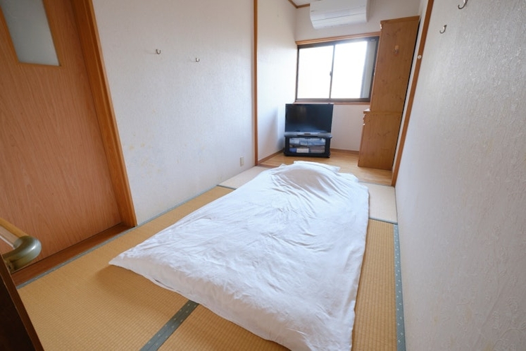 1 people can sleep in the Japanese room. 和室に1名様お休み