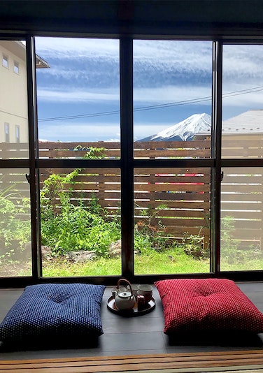 縁側で富士を眺めながらお茶をどうぞ