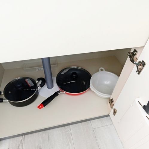 シンク下にはPlatesお鍋やフライパン☆ Pots and pans under the sink