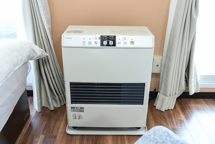 FF Kerosine heater in the living room FF灯油ファンヒーター(