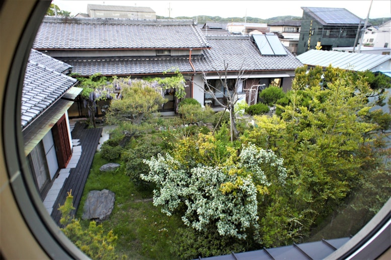 和室 丸窓からみた中庭