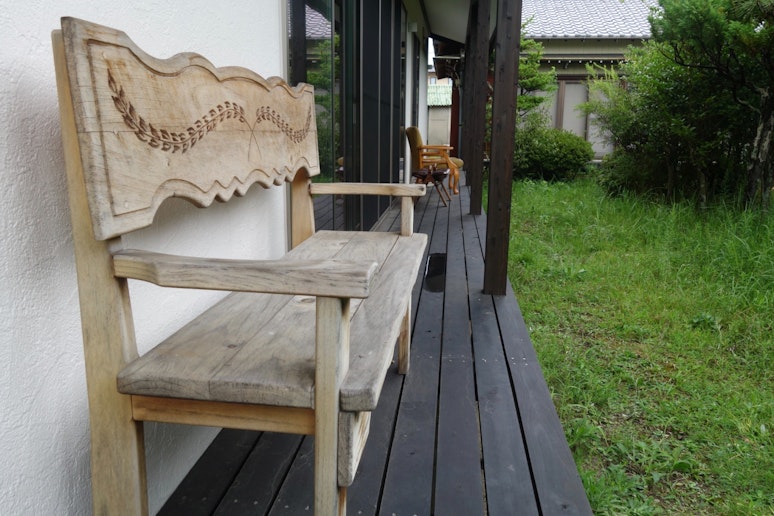 ゲストハウス 外縁と椅子