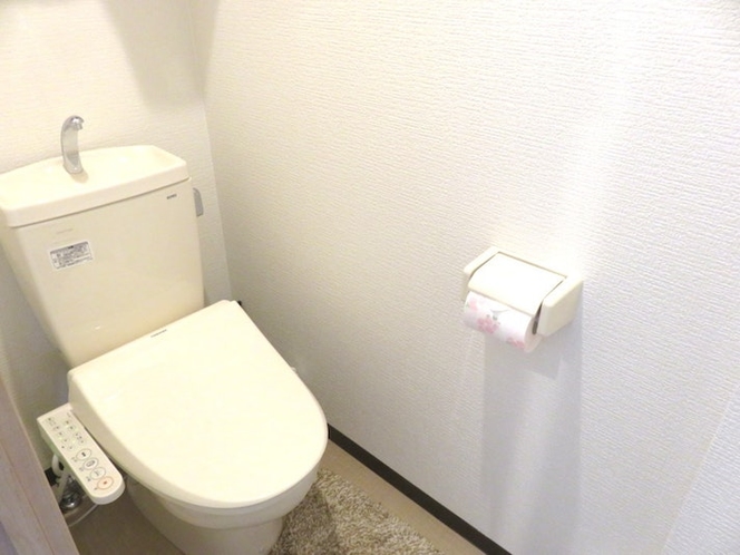 トイレは暖房便座でウォッシュレットが付いております。