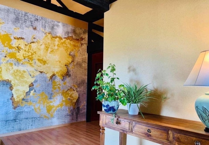 【玄関ホール】黄金の世界地図のイギリス製壁紙