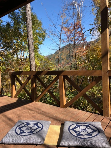 夏は木々の葉であまり見えなかった、峰雄山も見えます