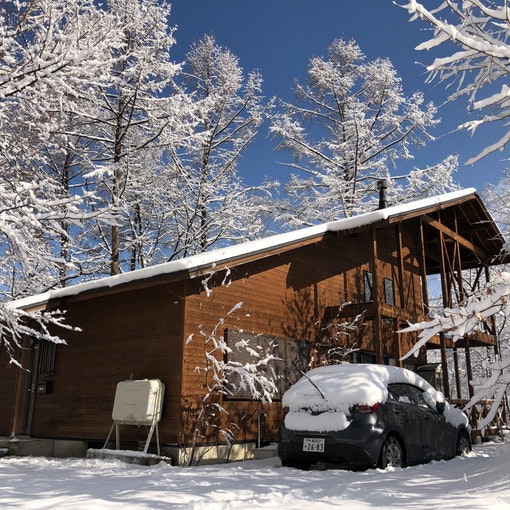 神秘的な雪化粧の「結びの杜」山荘