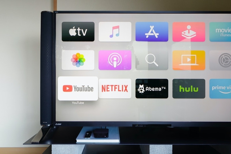 60inchTVには高音質スピーカーを搭載し、Apple TVも利用可能。