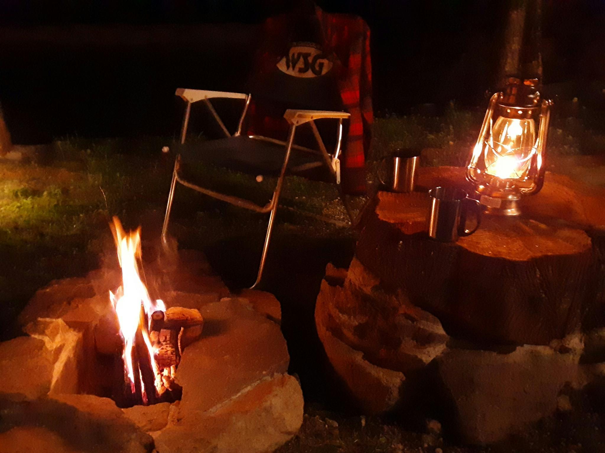 Outdoor テラス：焚き火を見ながら 夜はまったりと &hellip; 。