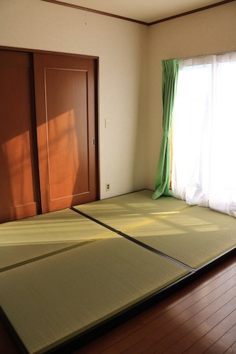 寝室Aは、ダブルサイズの畳ベッド2台とシングルの和布団がご利用できます。