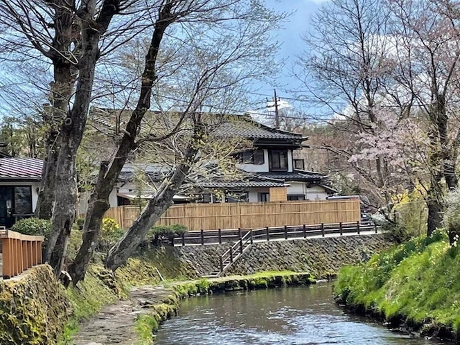 窓の下に穏やかに流れる新名庄川と田園風景が楽しめるお部屋です