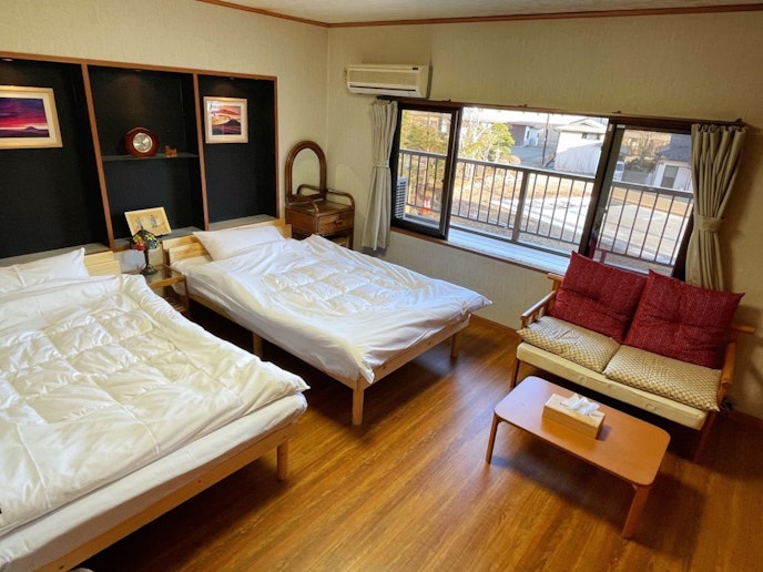 落ち着いた雰囲気の洋室で日当たり良い、お庭側、窓から富士山を眺めれる