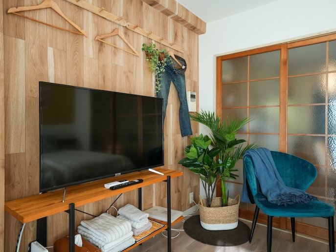 ベッドルームには大きなテレビ設置