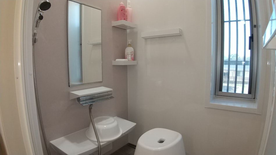 清潔で明るいシャワー室です