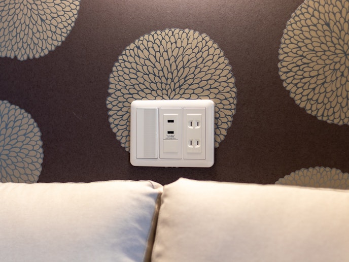 ソファースペースにもUSB付きコンセントがあり、携帯電話の充電に最適です。The sofa spac