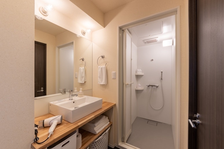 バスルームは大型の鏡が特徴で、広々しており快適にお使い頂けます。ヘアドライヤー、歯ブラシ、ランドリー