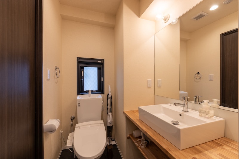 バスルーム。もちろん鍵もかけられます。Bathroom. Of course, it can als