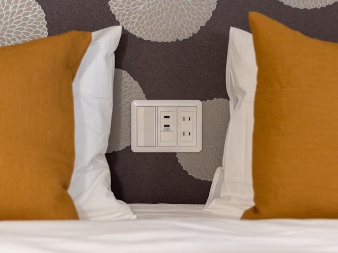 ベッドスペースのUSB付きコンセントは、携帯電話の充電に最適です。The bed space USB