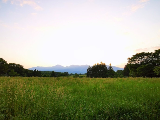 夕闇迫る那須三山の眺め 那須山荘から散歩のついでに見られます。 自然に囲まれた、静かな場所です。