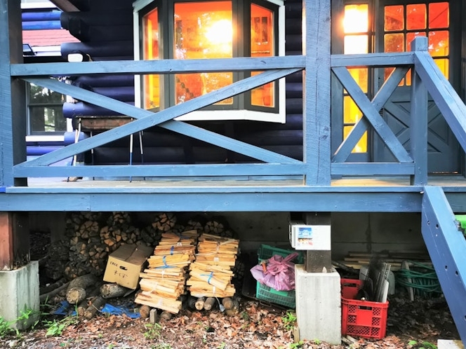 那須山荘では、栃木県の林業者さんから仕入れた火持ちのいい広葉樹薪を販売しております。BBQ用炭も販売