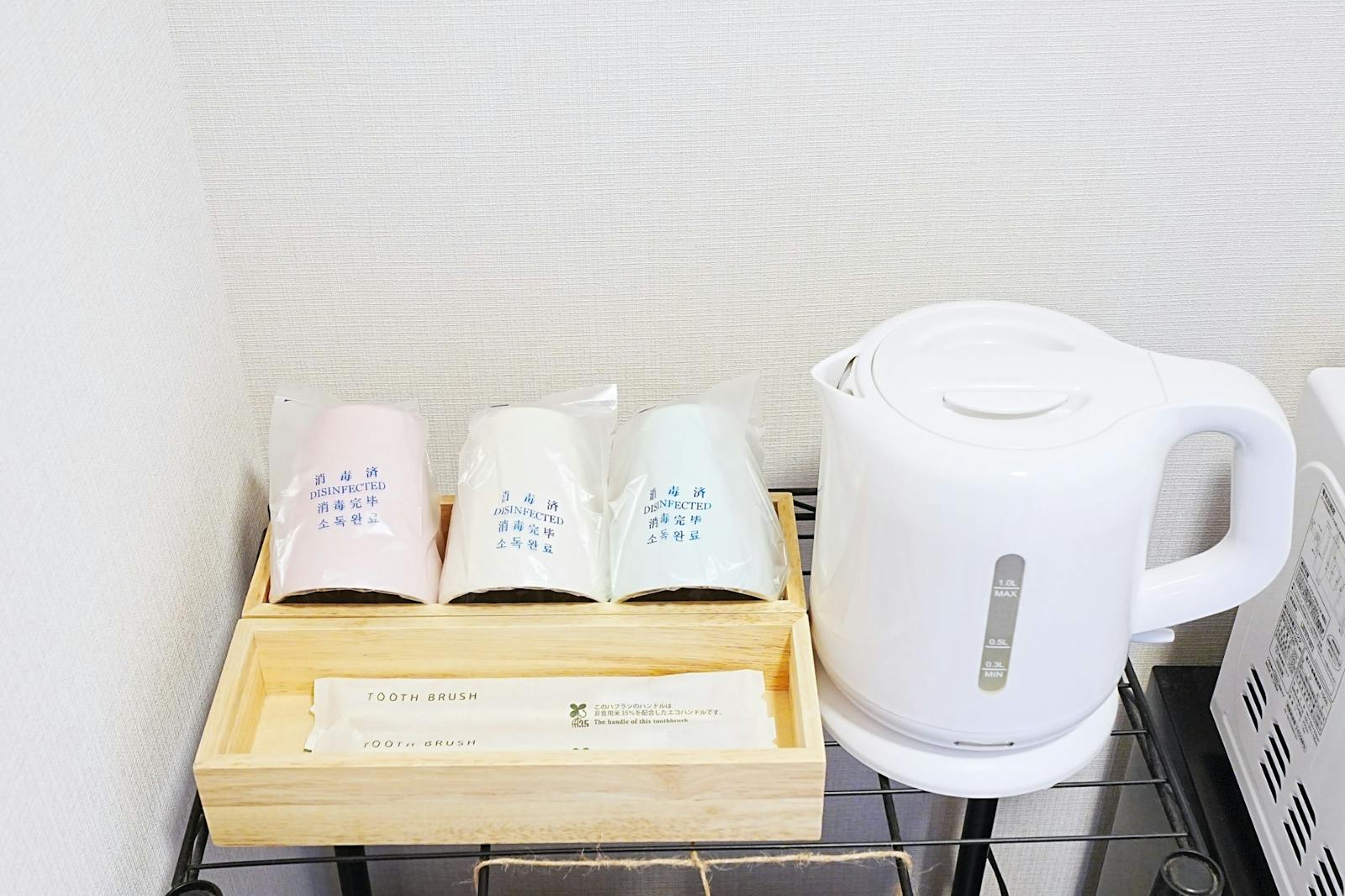 cups and electric kettle