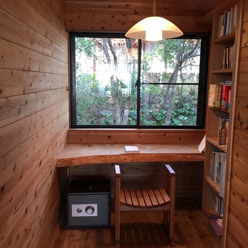 ベッドルームにある小さな書斎スペース