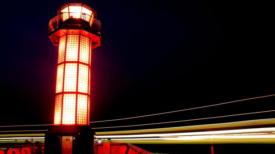サンポート高松のシンボル「せとしるべ」幻想的な世界初のガラス灯台