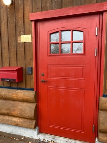 目印のかわいい赤いドア