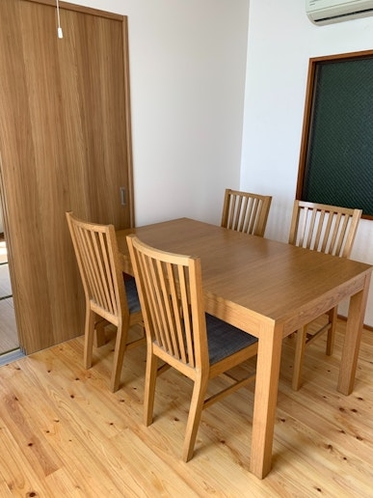 洋室にはダイニングテーブルセットがあります。