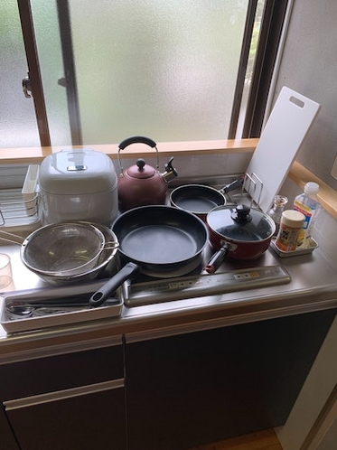 調理器具です。フライパン・鍋・炊飯器等々そろっております。