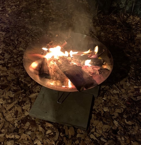 裏庭では焚き火ができます。