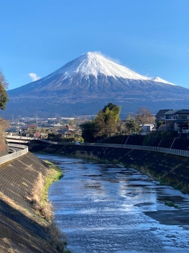 部屋から約100mで雄大な富士山を見ることができます