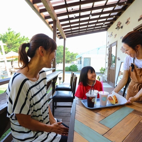 家族で経営するカフェなど、どのお店も地元の方々が地域に根ざして運営しています。基本的に、島のお...