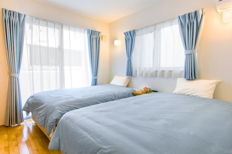 寝室は3部屋ございます。世界30ヵ国以上で愛用されるグローバルブランドのsealy製ベッドをご用意し