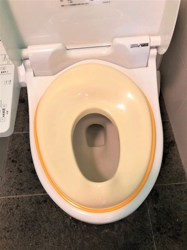 小さいお子様でも安心のトイレ用具も完備しております!