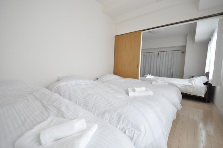 Bedroom(3 single beds) 寝室(シングルベット3台)