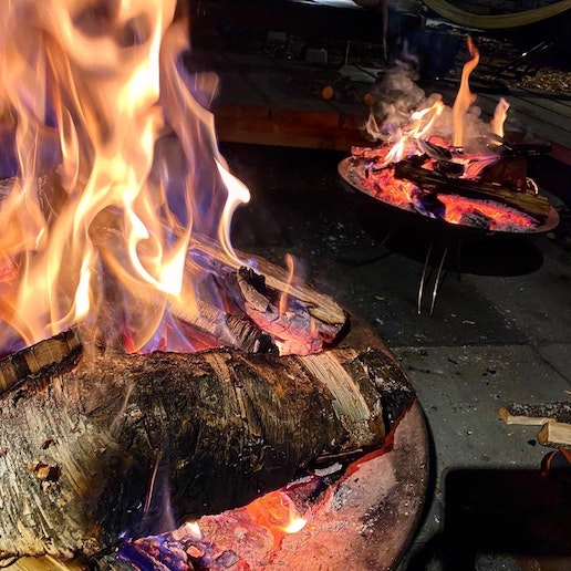 囲炉裏で焚き火やBBQをお楽しみください